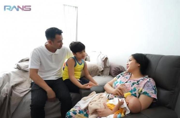 Momen Rafathar Malik Ahmad pakai singlet bermerek. (YouTube/RANS Entertainment)