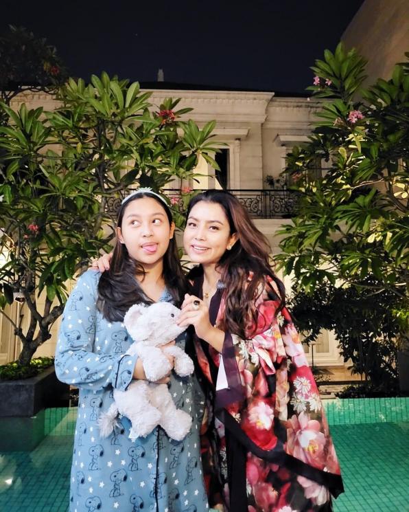 Mayangsari rayakan malam tahun baru bersama Khirani Trihatmodjo. (Instagram/mayangsari_official)