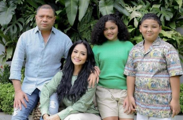 Potret Harmonis Keluarga Krisdayanti. (Instagram/krisdayantilemos)