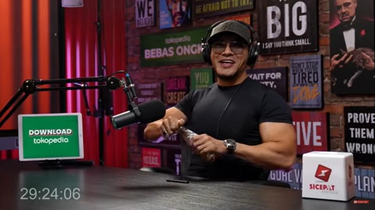 Greta Irene marah usai mendengar ibu Gaga Muhammad menyumpahi Laura Anna yang sudah meninggal dunia. (YouTube/Deddy Corbuzier)