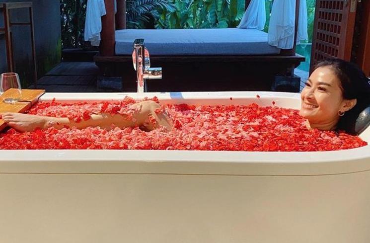 Artis Pamer Foto Lagi Mandi. (Instagram/@isdadahlia)