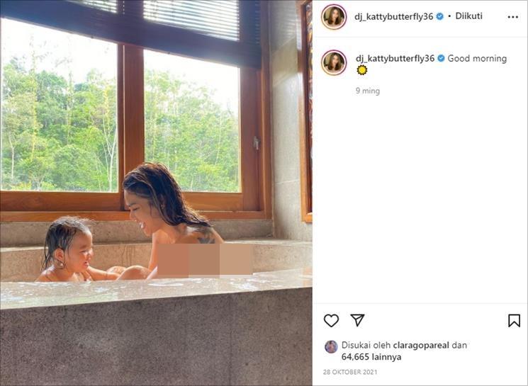 Artis Pamer Foto Lagi Mandi. (Instagram/@dj_kattybutterfly26)
