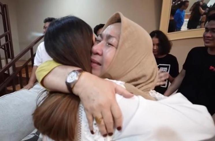 Potret perjalanan Adiezty Fersa hamil anak pertama. (YouTube/Adiez Gilang)
