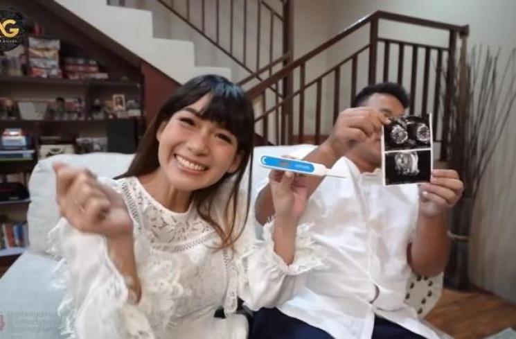 Potret perjalanan Adiezty Fersa hamil anak pertama. (YouTube/Adiez Gilang)