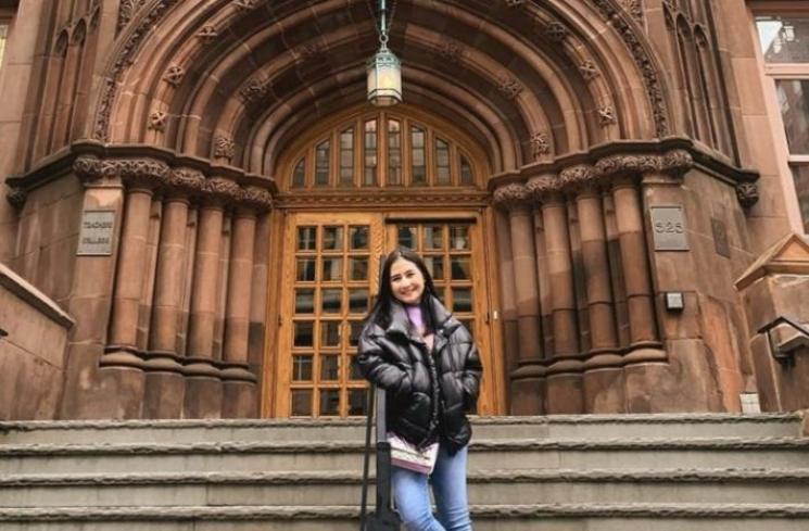 Momen Prilly Latuconsina Liburan di Amerika. (Instagram/prillylatuconsina96)