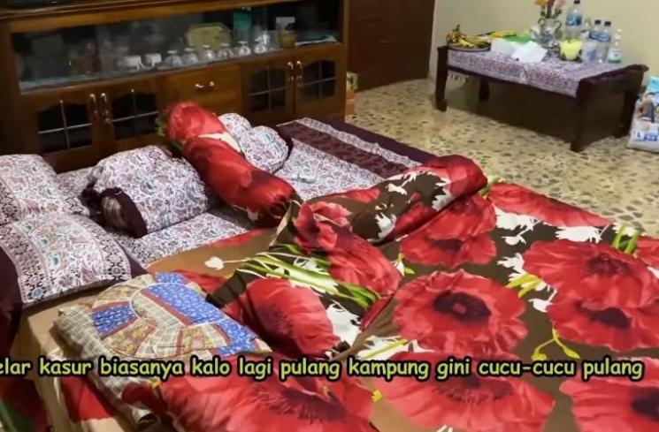Rumah Orangtua Iis Dahlia di Kampung (YouTube/Isda Family)