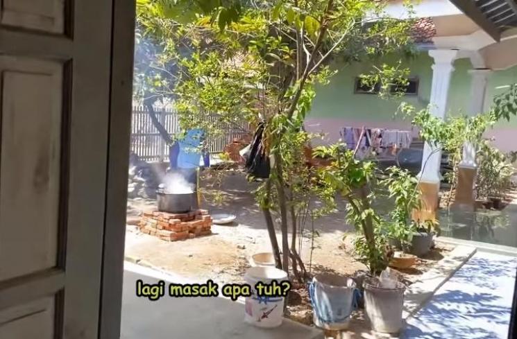 Rumah Orangtua Iis Dahlia di Kampung (YouTube/Isda Family)