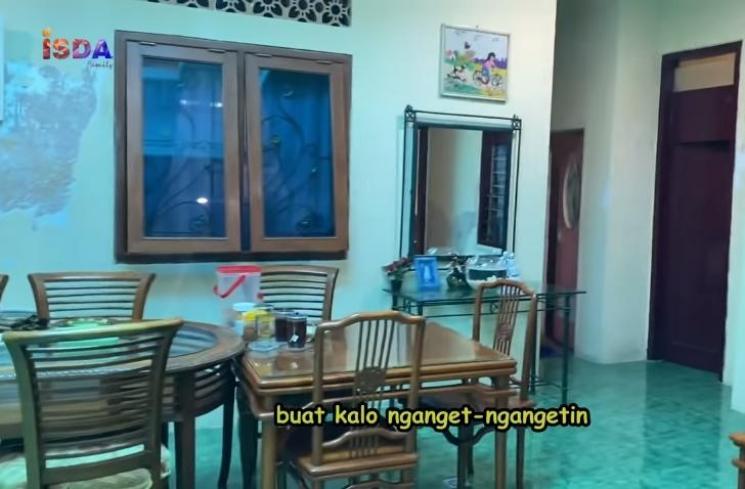Rumah Orangtua Iis Dahlia di Kampung (YouTube/Isda Family)