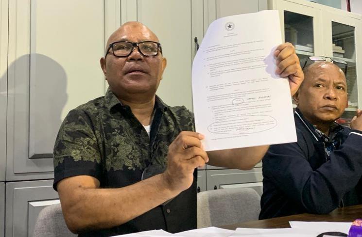 Kuasa hukum Doddy Sudrajat, Djamalluddin Koedoeboen saat konferensi pers di kawasan Brawijaya, Kebayoran Baru, Jakarta Selatan, Selasa (4/1/2022). (MataMata.com/Evi Ariska)