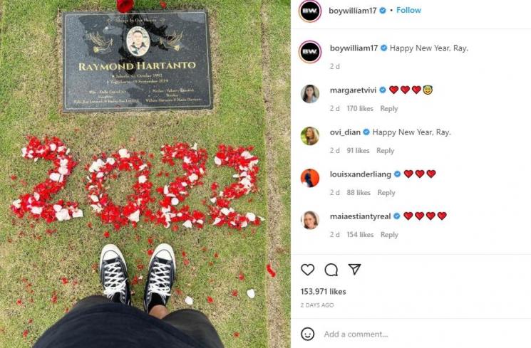 Boy William ziarahi makam sang adik (Instagram/@boywilliam17)