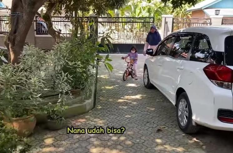 Rumah Orangtua Iis Dahlia di Kampung (YouTube/Isda Family)