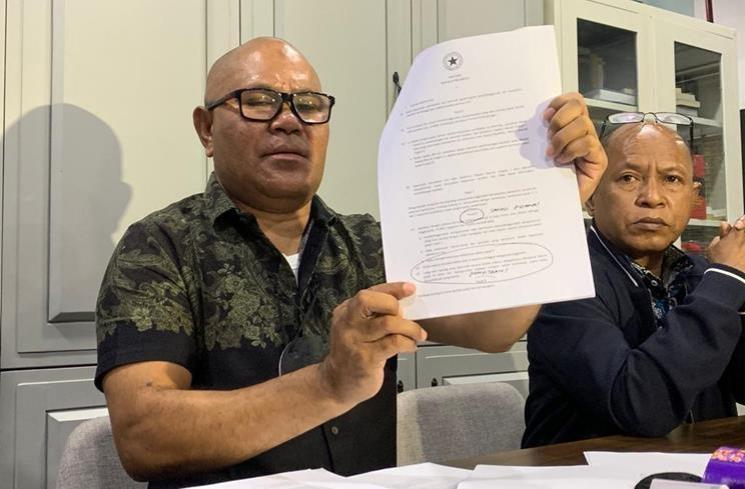 Kuasa hukum Doddy Sudrajat, Djamalluddin Koedoeboen saat konferensi pers di kawasan Brawijaya, Kebayoran Baru, Jakarta Selatan, Selasa (4/1/2022). (MataMata.com/Evi Ariska)