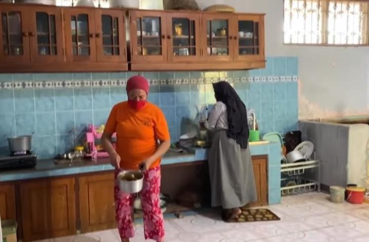 Rumah Orangtua Iis Dahlia di Kampung (YouTube/Isda Family)