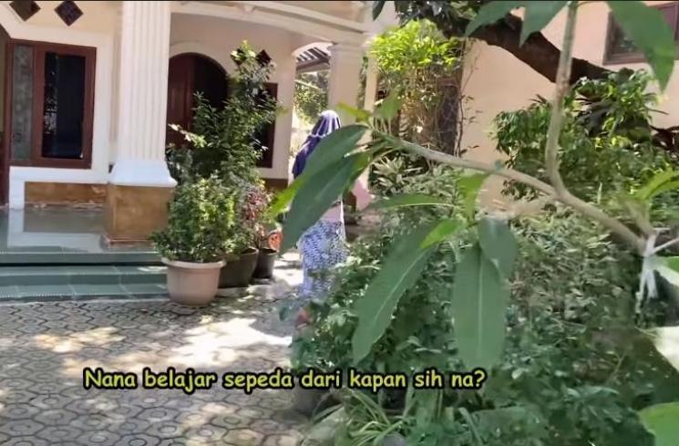 Rumah Orangtua Iis Dahlia di Kampung (YouTube/Isda Family)