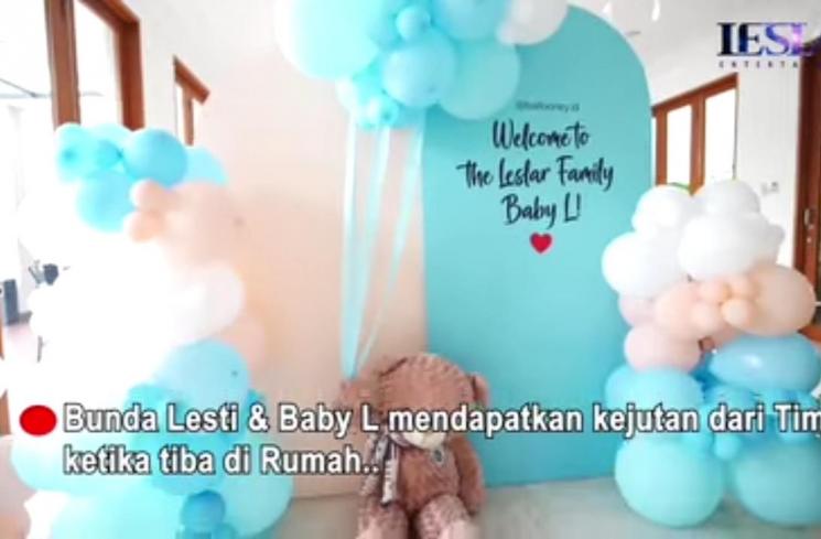 Momen Lesti Kejora ke Rumah Usai Lahiran. (YouTube/Leslar Entertainment)