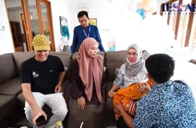 Momen Lesti Kejora ke Rumah Usai Lahiran. (YouTube/Leslar Entertainment)