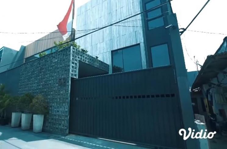 Potret Rumah Mewah Ahmad Sahroni (YouTube/Indosiar)