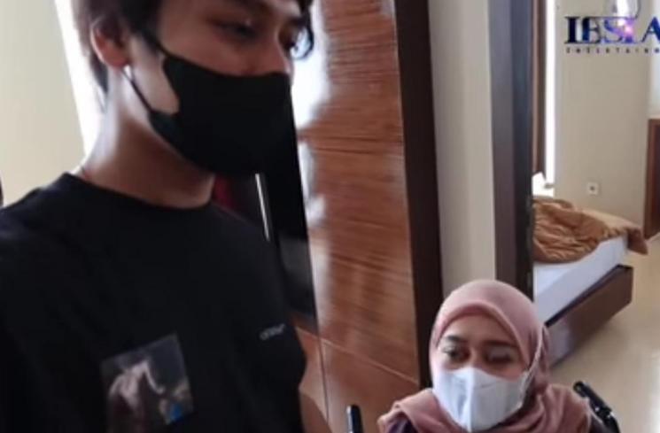 Momen Lesti Kejora ke Rumah Usai Lahiran. (YouTube/Leslar Entertainment)