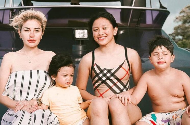 Nikita Mirzani bersama anak-anaknya. (Instagram/@nikitamirzanimawardi_172)