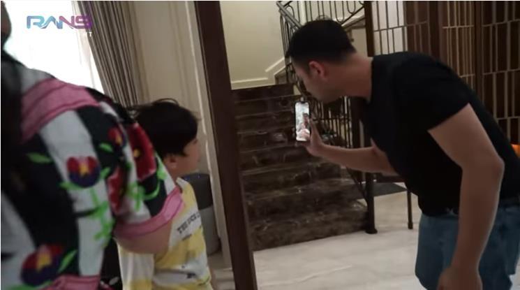 Reaksi Rafathar perdana lihat "anak" Ivan Gunawan jadi perbincangan. (YouTube/RANS Entertainment)