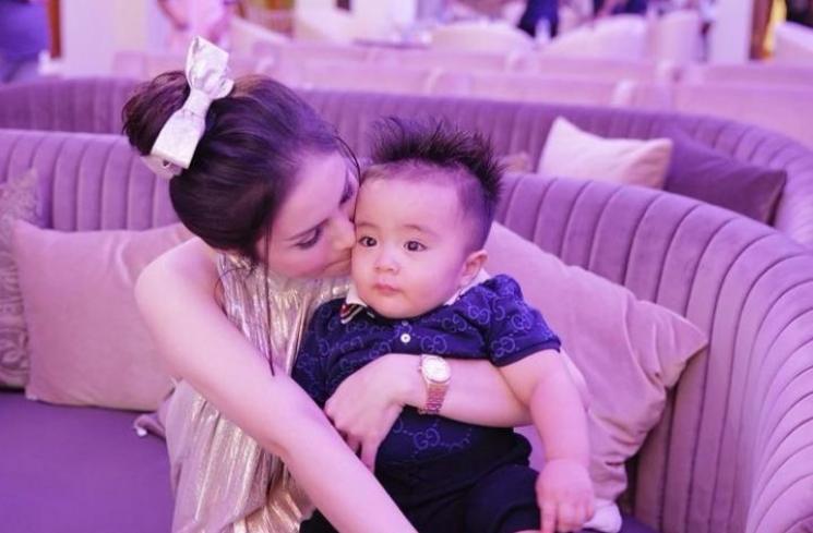 Anak Artis yang Disunat Saat Bayi. (Instagram/therealmomogeisha)