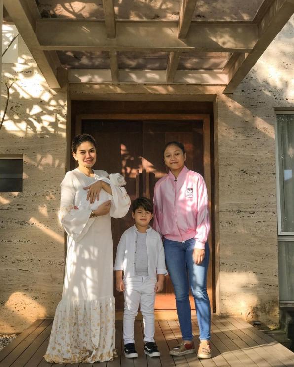 Nikita Mirzani bersama anak-anaknya. (Instagram/@nikitamirzanimawardi_172)