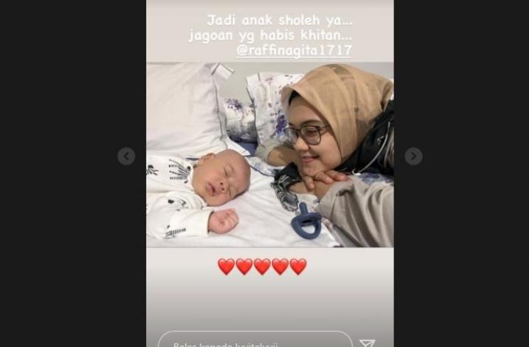 Momen Baby Rayyanza Disunat (instagram/@raffinagita1717)