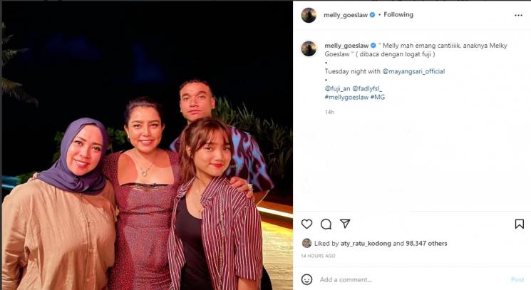 Fuji nongkrong bareng Mayangsari dan Melly Goeslaw. (Instagram/melly_goeslaw)