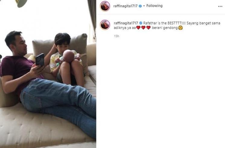 Rafathar pangku Baby Rayyanza. (Instagram/@raffinagita1717)