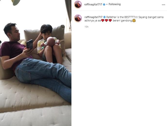 Rafathar pangku Baby Rayyanza. (Instagram/@raffinagita1717)