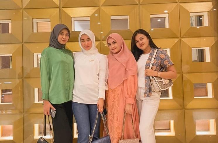  Adu Gaya Medina Zein dan Marissya Icha (instagram/@medinazein92/@marissyaicha)