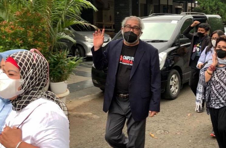 Ketua Komnas Perlindungan Anak Arist Merdeka Sirait cek kondisi Gala di rumah Bibi Ardiansyah.(MataMata.com/Adiyoga Priyambodo)