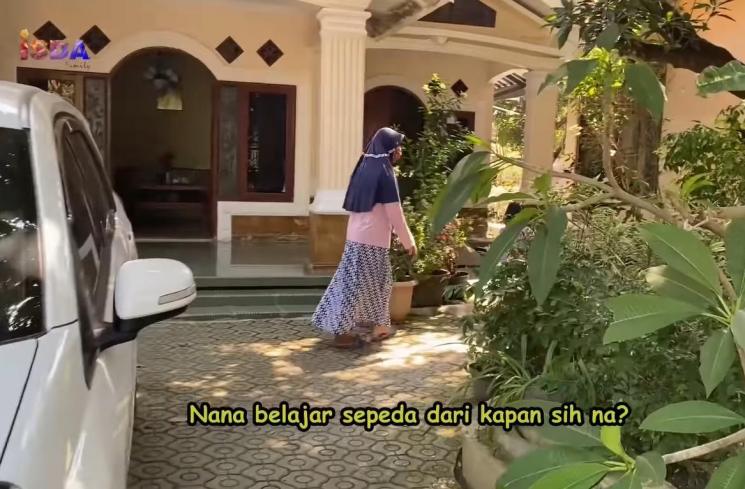  Iis Dahlia Rumah Orangtua Artis di Kampung (YouTube/Isda Family)