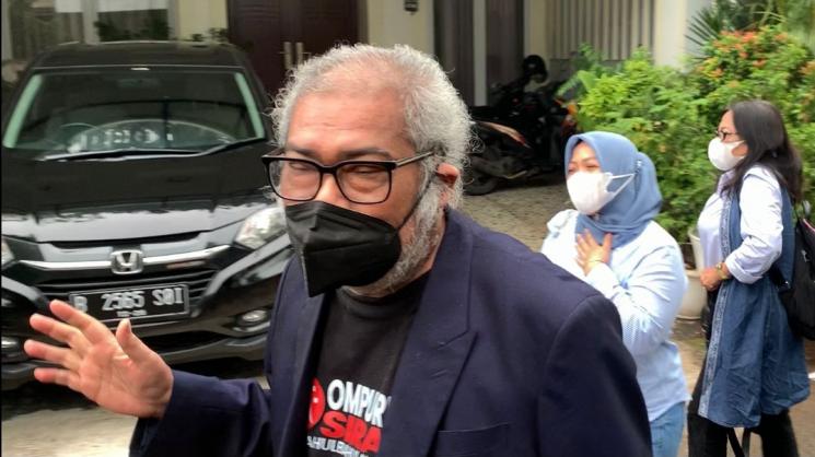 Ketua Komnas Perlindungan Anak Arist Merdeka Sirait cek kondisi Gala di rumah Bibi Ardiansyah.(MataMata.com/Adiyoga Priyambodo)