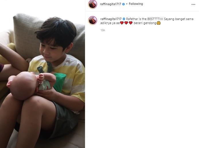 Rafathar pangku Baby Rayyanza. (Instagram/@raffinagita1717)