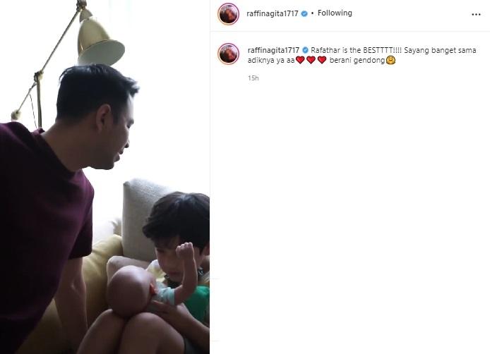 Rafathar pangku Baby Rayyanza. (Instagram/@raffinagita1717)