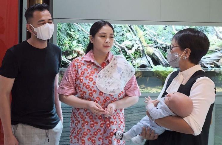 Momen Nagita Slavina bertemu Menlu Retno Marsudi. (Instagram/@retno_marsudi)
