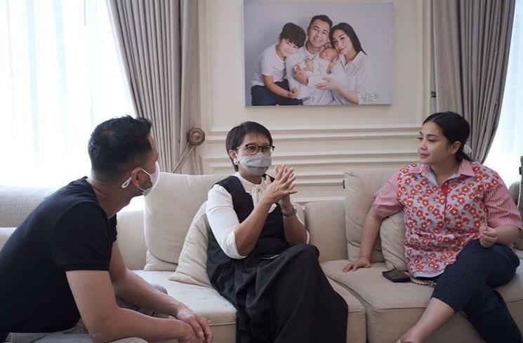 Momen Nagita Slavina bertemu Menlu Retno Marsudi. (Instagram/@retno_marsudi)