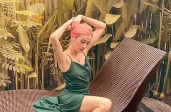 5 Potret Terbaru Dara the Virgin, Manglingi dengan Rambut Kuning!
