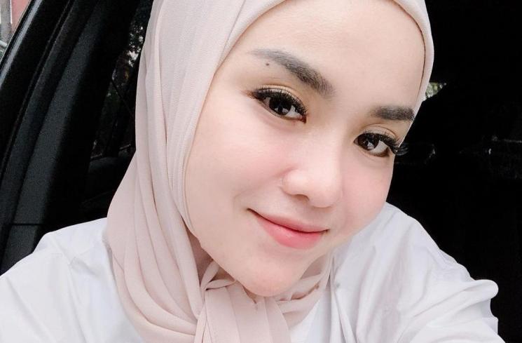 Adu Gaya Medina Zein dan Marissya Icha (instagram/@medinazein92/@marissyaicha)