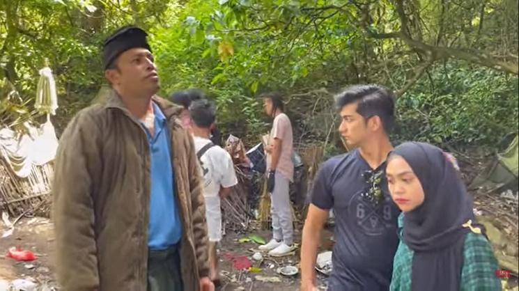 Ria Ricis dan Teuku Ryan mengunjungi Desa Terunyan . (YouTube/Ricis Official)