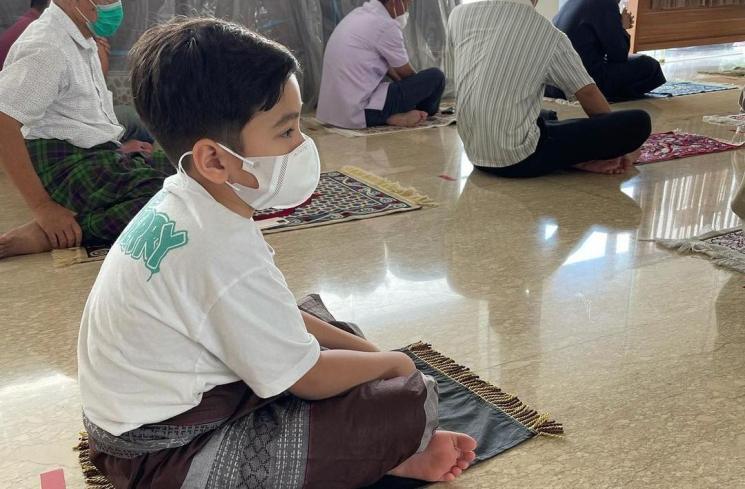Rafathar Malik Ahmad mengikuti Salat Jumat. (Instagram/raffinagita1717)
