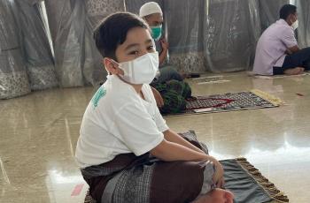 Rafathar Dipuji saat Ikut Salat Jumat: Udah Ganteng, Saleh Lagi