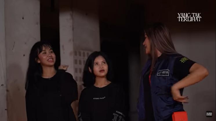 Mayang dan Chika cekikikan syuting acara horor. (YouTube/OPRA Entertainment)