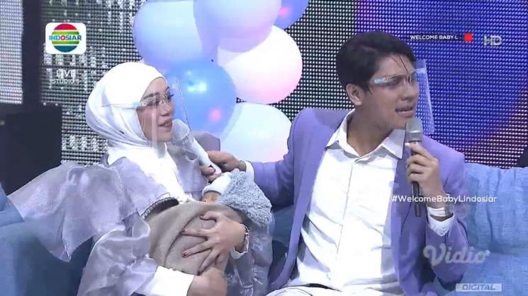 Lesti Kejora dan Rizky Billar akhirnya memperlihatkan wajah Baby L. (Indosiar)