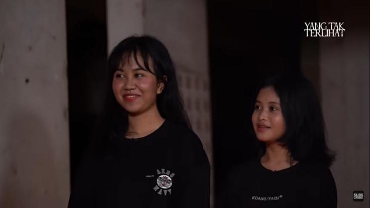 Mayang dan Chika cekikikan syuting acara horor. (YouTube/OPRA Entertainment)