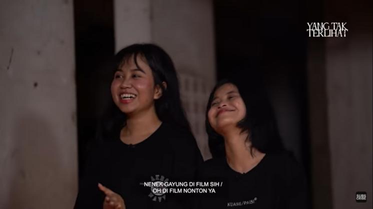 Mayang dan Chika cekikikan syuting acara horor. (YouTube/OPRA Entertainment)
