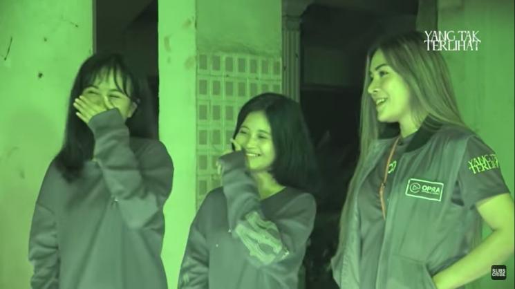 Mayang dan Chika cekikikan syuting acara horor. (YouTube/OPRA Entertainment)