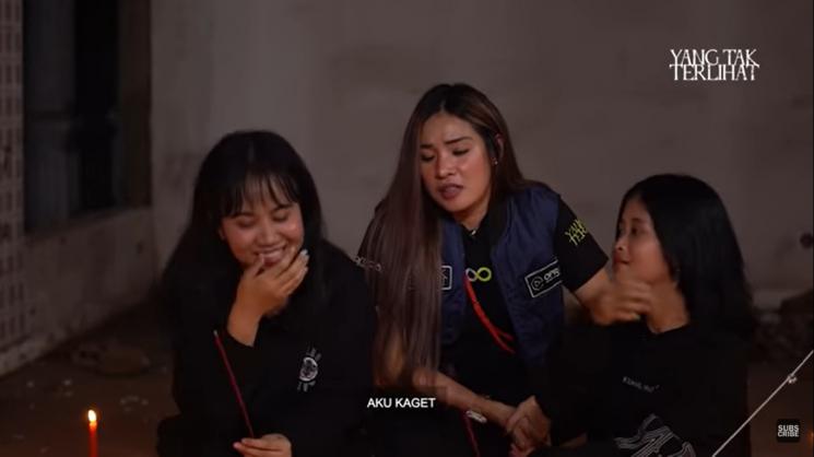 Mayang dan Chika cekikikan syuting acara horor. (YouTube/OPRA Entertainment)