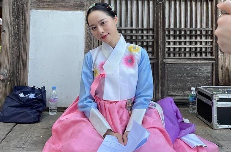 Seleb Korea Pernah Kerja Kantoran. (Instagram/@_yoonkyoung)